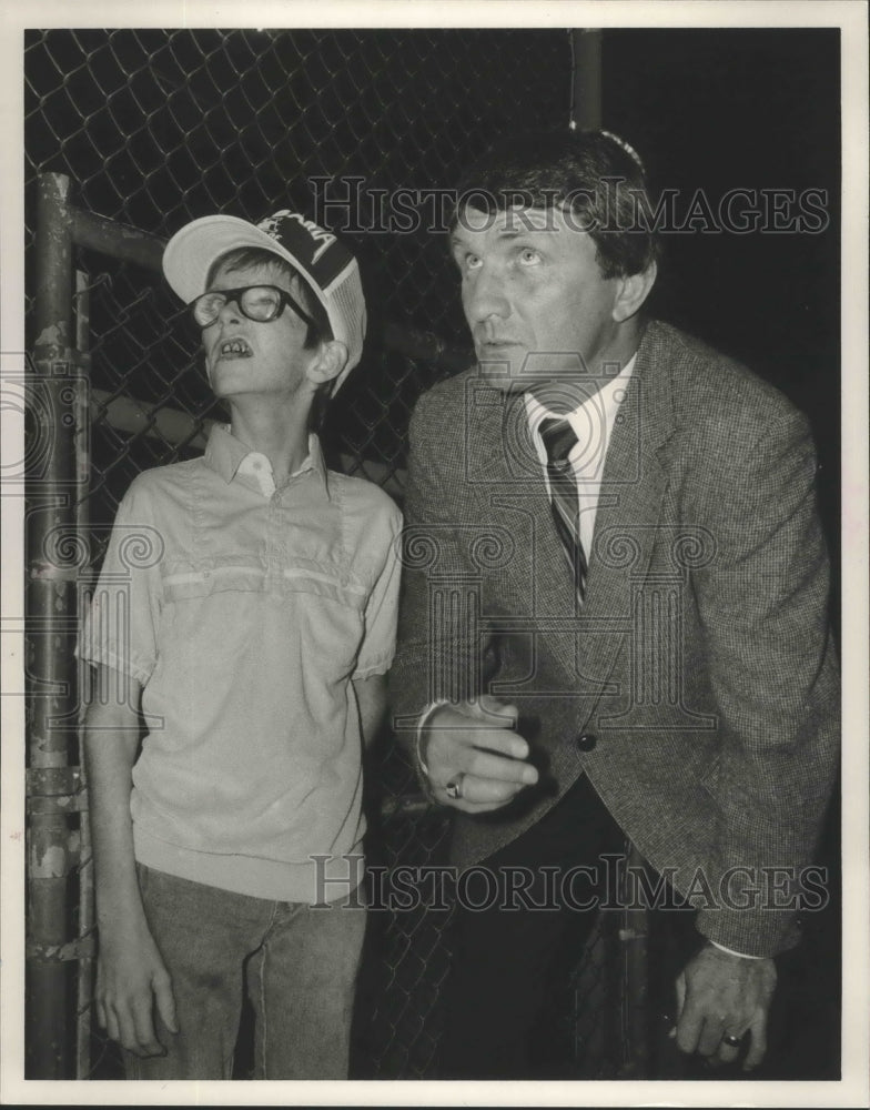 1986 Press Photo Rusty Young Jr., Coach Ray Perkins At Alabama Football Practice - Historic Images