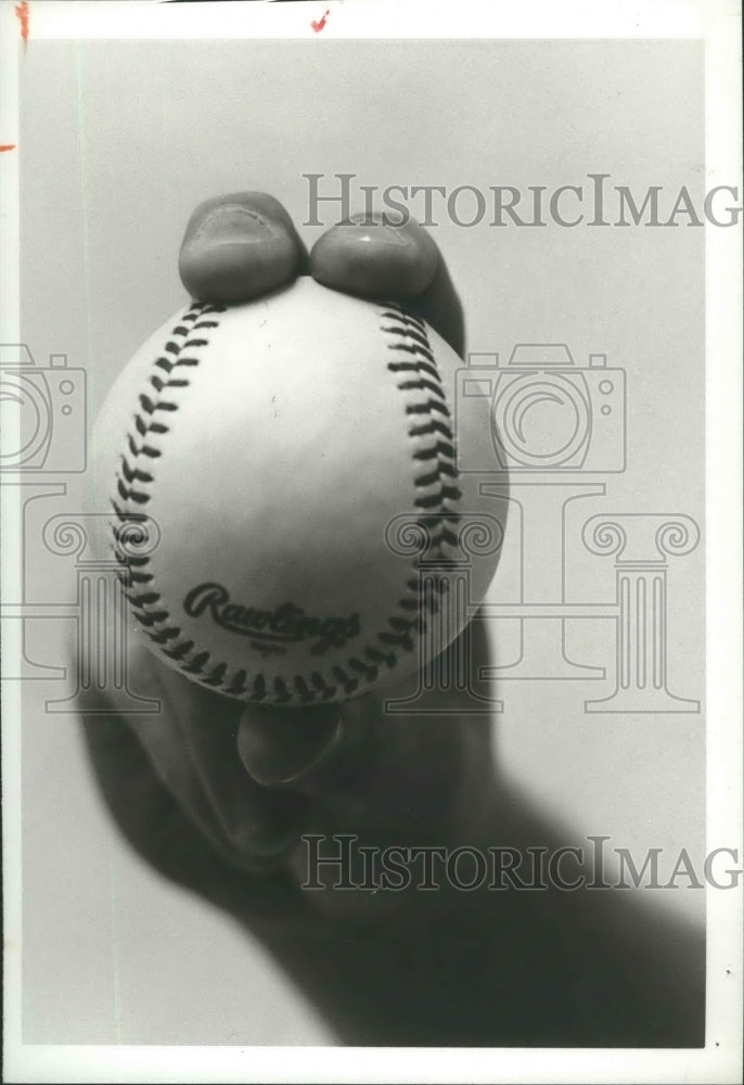 1981 Press Photo How To Position Hand On Baseball For Sinker (Two-Seam Fastball) - Historic Images