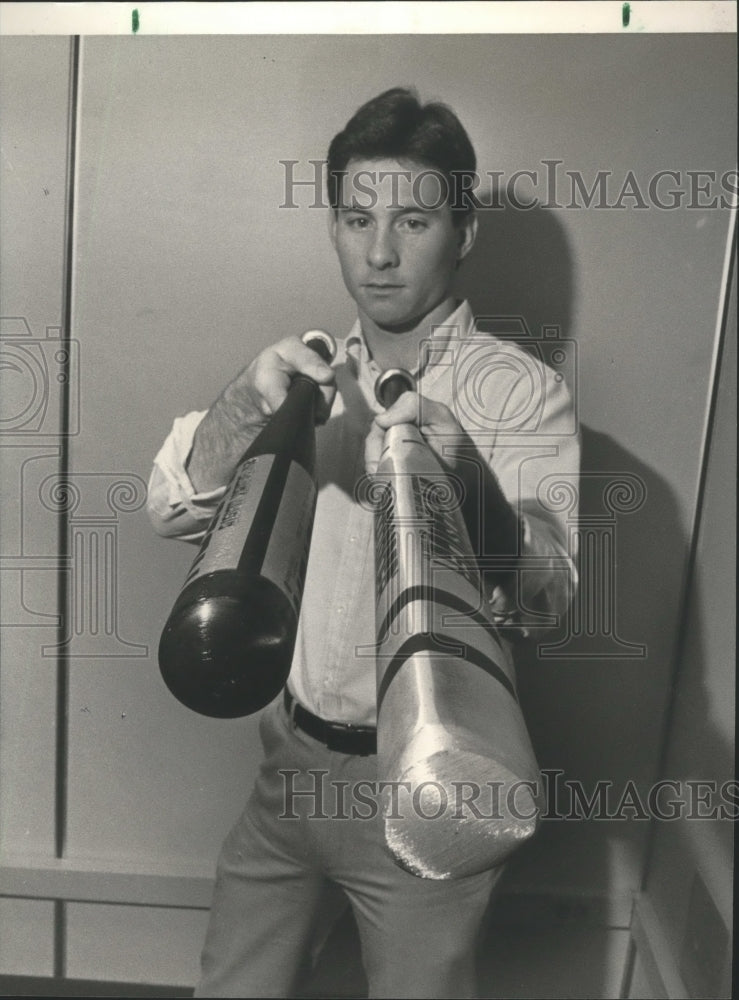 1985 Press Photo Tim Evans Demonstrates The Different Types Of Baseball Bats - Historic Images