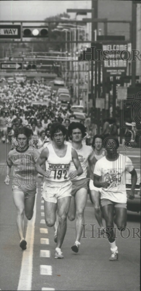 1977 Press Photo Five Runners Followed By Throng In Birmingham News Vulcan Run - Historic Images