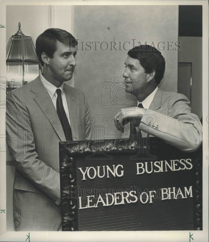 1986 Press Photo Duke Football Coach Steve Sloan And Jim Dye At Birmingham Group - Historic Images