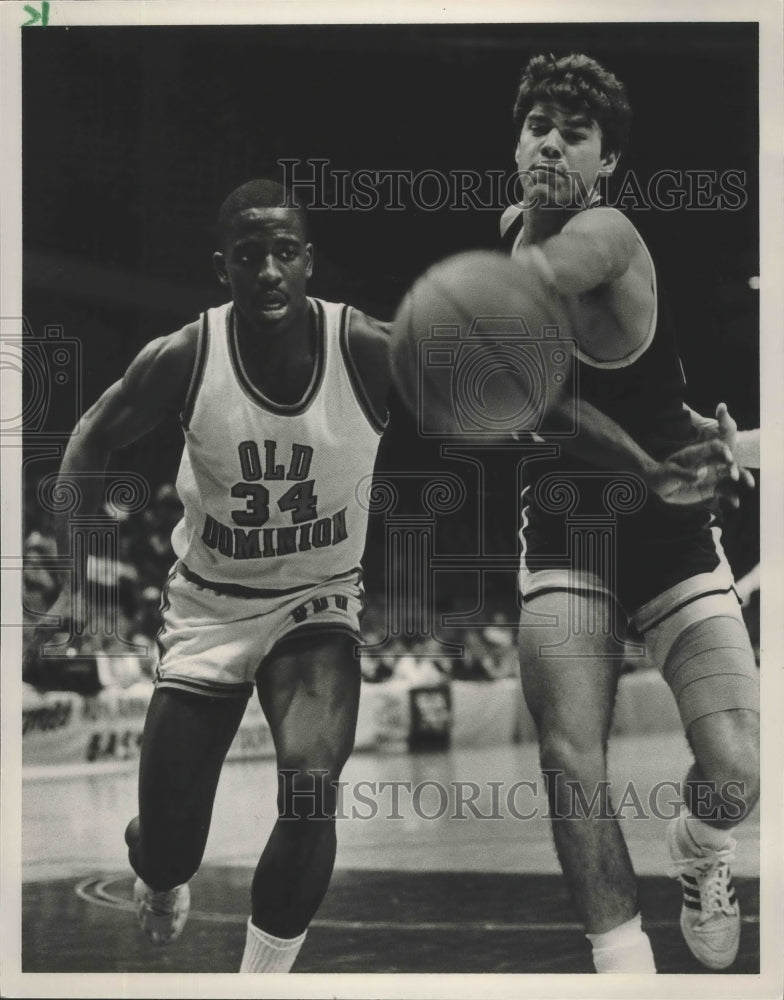 1986 Press Photo Old Dominion&#39;s Royster, Carolina-Charlotte&#39;s West In Basketball - Historic Images