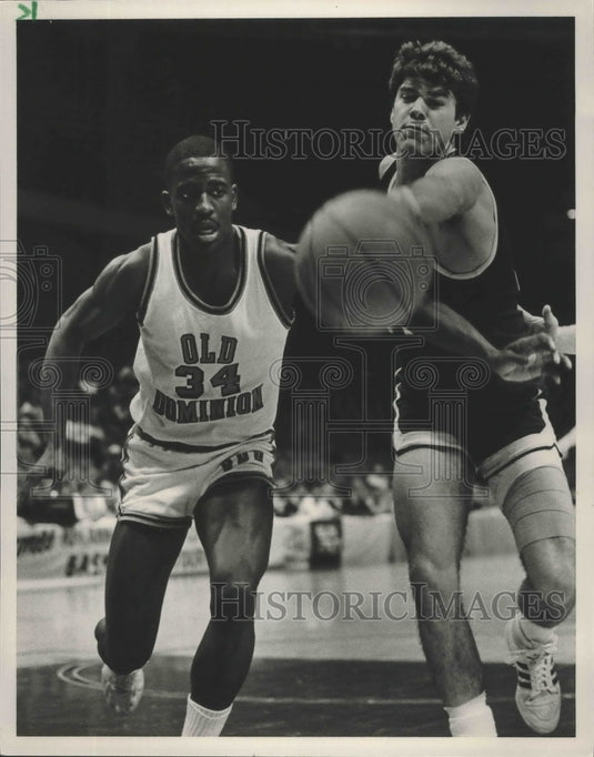 1986 Press Photo Old Dominion's Royster, Carolina-Charlotte's West In Basketball - Historic Images