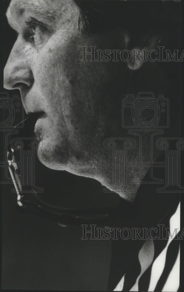 1982 Press Photo Basketball Referee Waits To End Action By Blowing His Whistle - Historic Images