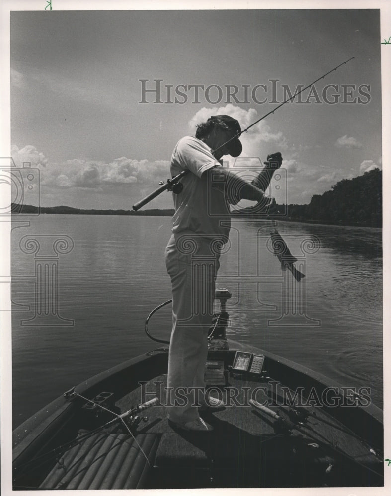 1986 Press Photo Fisherman Jack Chancellor With Small Bass In Futile Outing - Historic Images