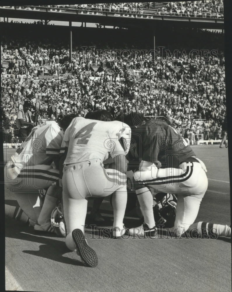 1979 Press Photo Tennessee And Alabama Football Players Pray Together After Game - Historic Images