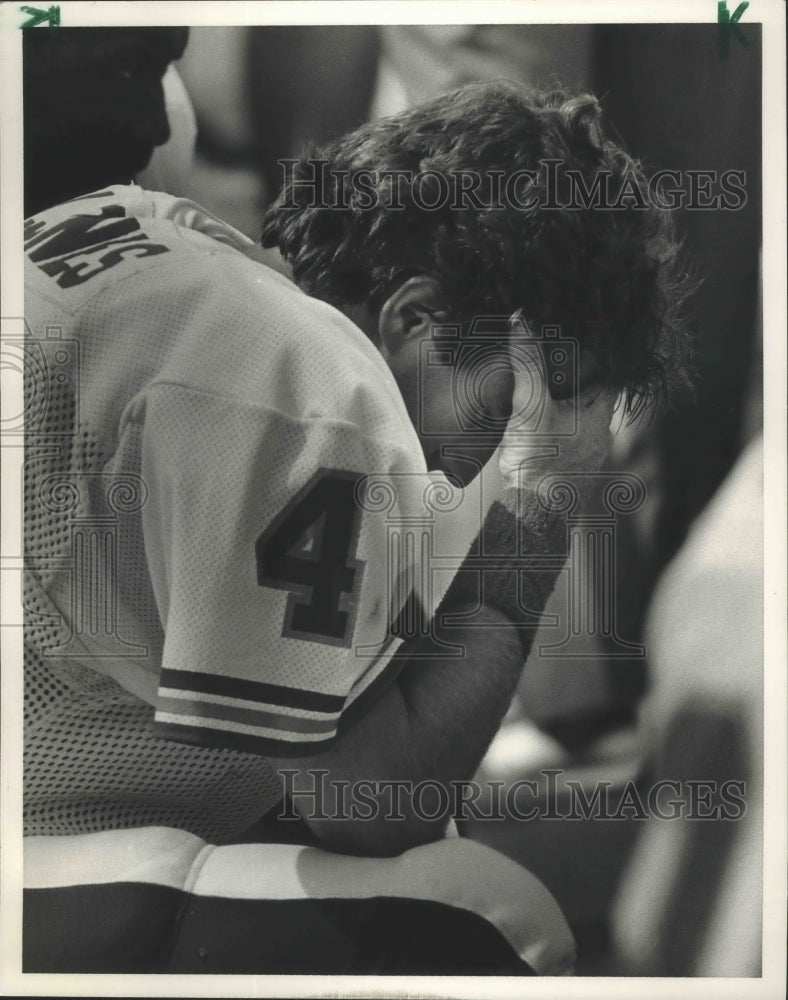 1985 Press Photo Football Player Joey Jones Holds Head In Hands On Sidelines - Historic Images