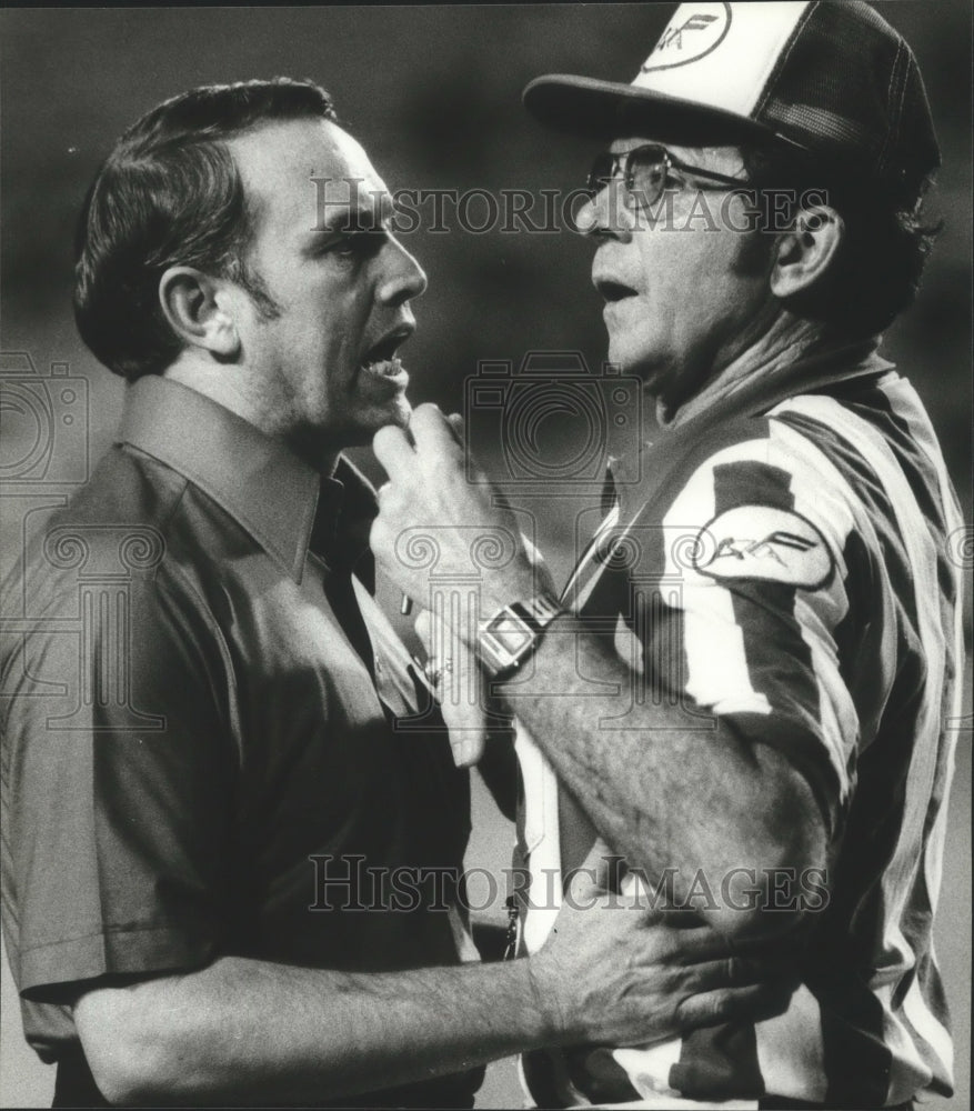 1979 Press Photo Alabama Vulcans Owner/Coach Harry Lander With Football Official - Historic Images