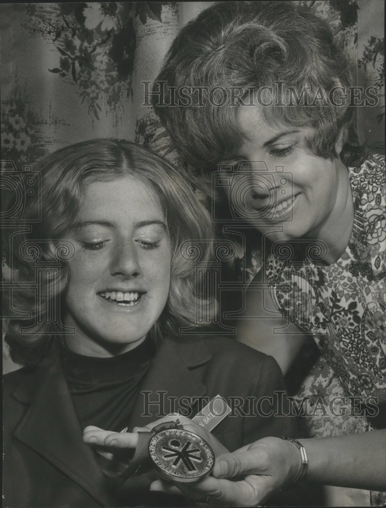 1972 Press Photo Special Olympics Swimmer Karen Bates And Mother And Medal - Historic Images