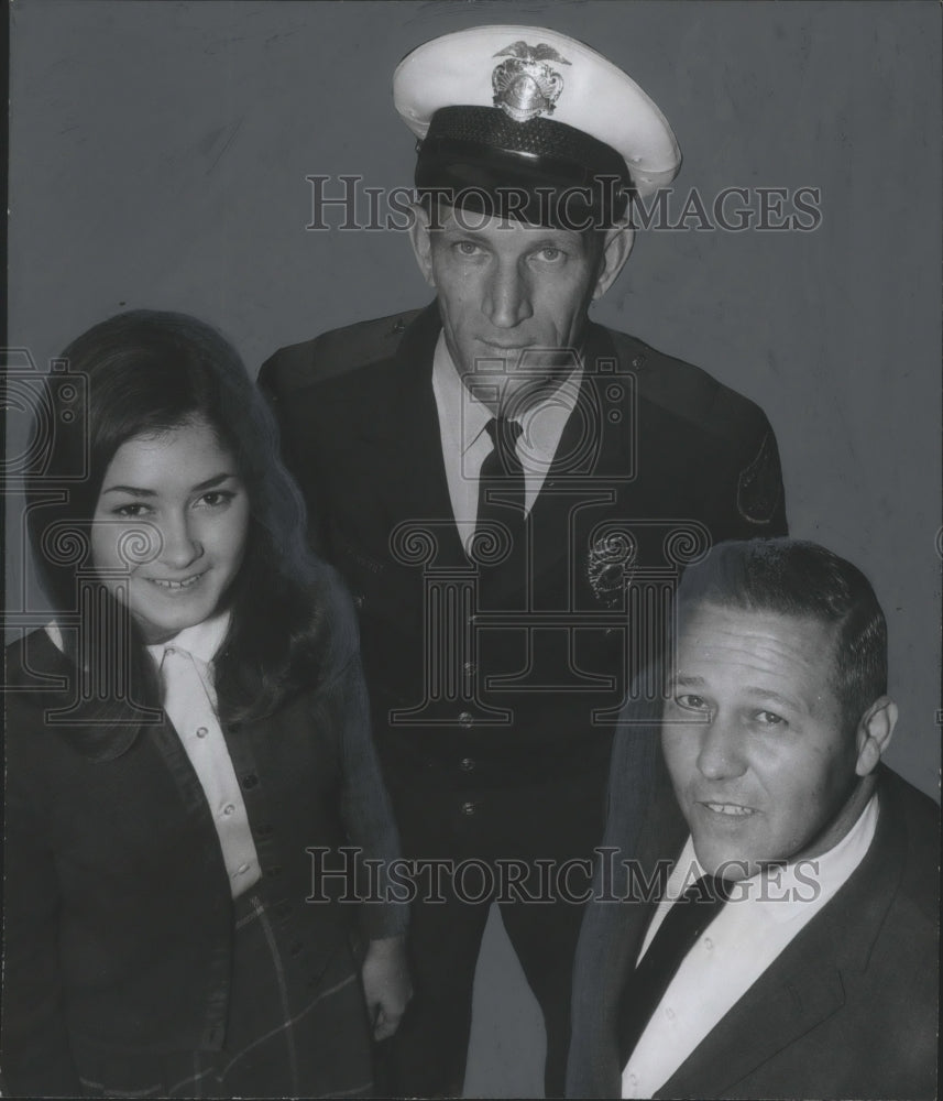 1967 Press Photo Student Carlin, Officer Parker And Ensley Principal Pennington- Historic Images