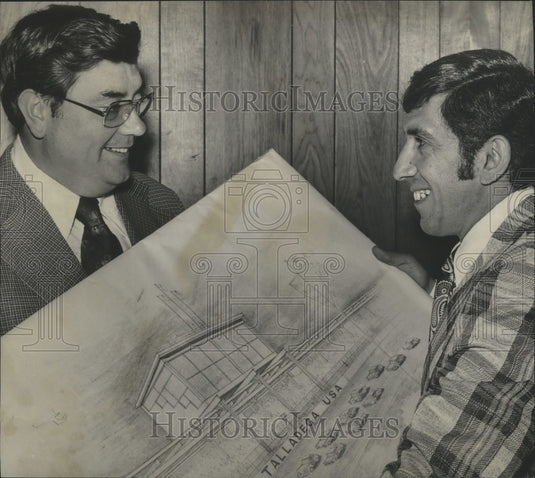 1975 Press Photo Talladega Stock Car Racing Speedway's Don Naman With Jim Foster - Historic Images