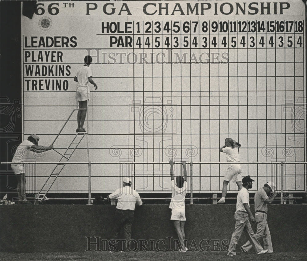 1984 Press Photo Clearing Scoreboard At 66th Professional Golfers Association - Historic Images