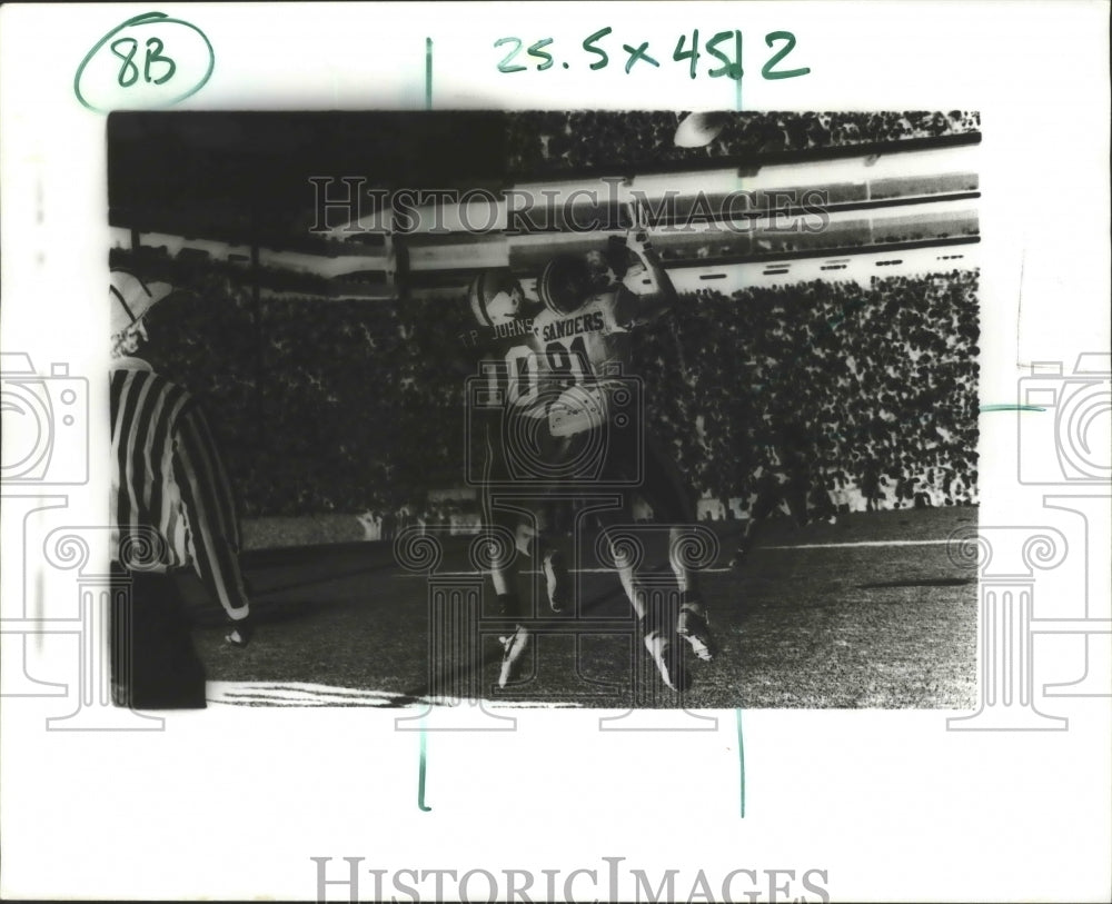 Press Photo Sanders Tries To Catch Football Pass Despite Opponent&#39;s Pressure- Historic Images