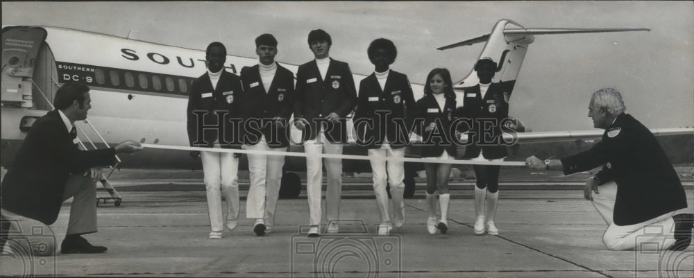 1972 Press Photo Alabama Youth Games Competitors In Uniform At The Airport - Historic Images
