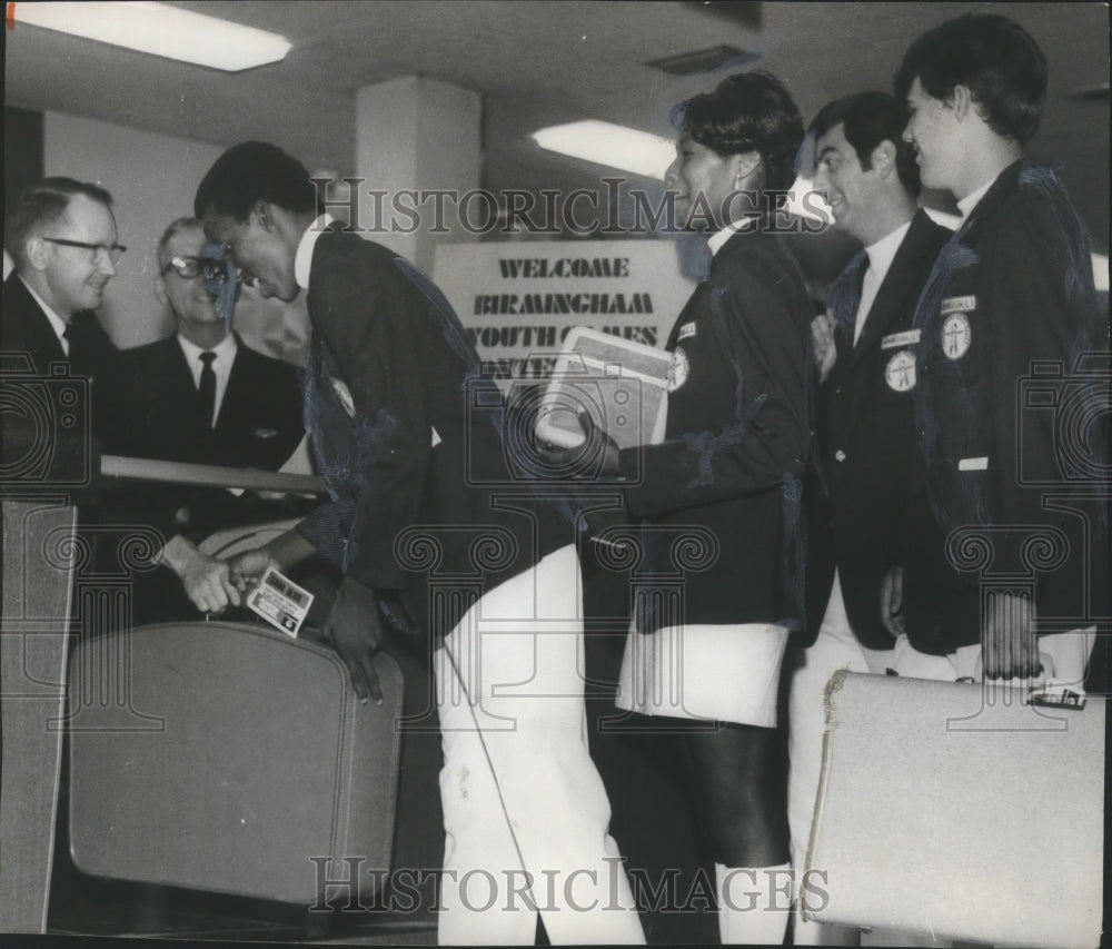 1970 Press Photo Birmingham Team At Airport Headed To United States Youth Games - Historic Images