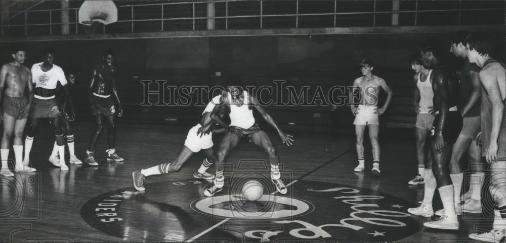 1973 Press Photo Basketball Players Practice Fundamentals For The Youth Games - Historic Images