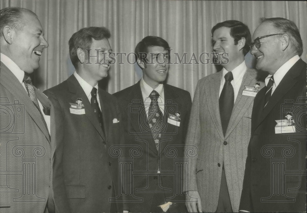 1974 Press Photo Vanderbilt Head Football Steve Sloan Visits With Alumni - Historic Images