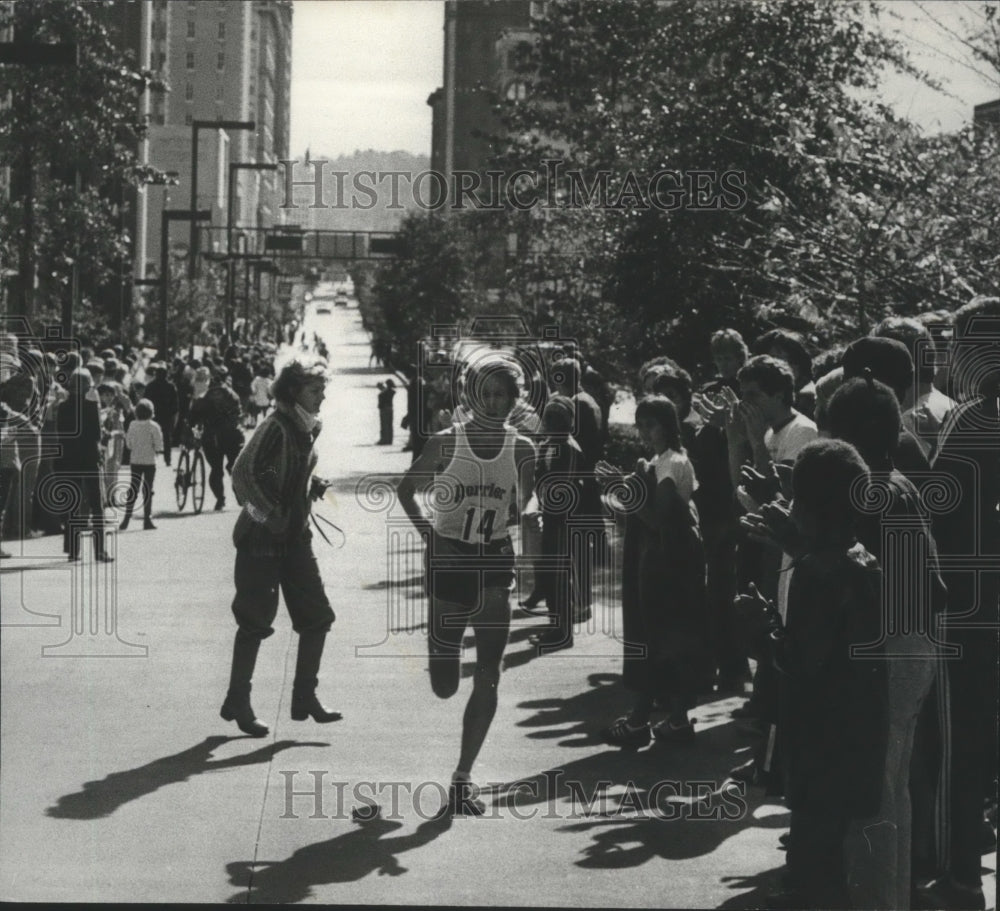 1977 Press Photo Bill Rodgers Nears Finish Of Birmingham News 10k Vulcan Run - Historic Images