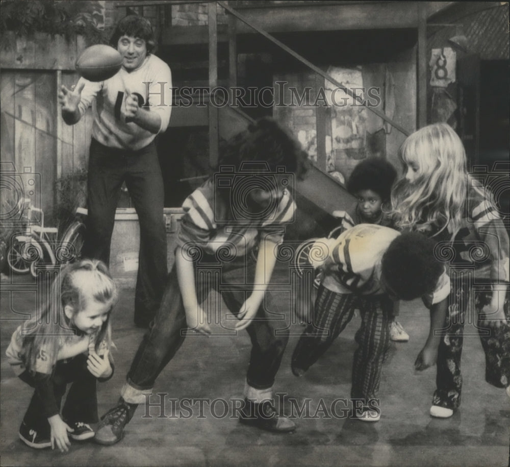 1972 Press Photo Football Star Joe Namath Plays With Children On Sesame Street - Historic Images