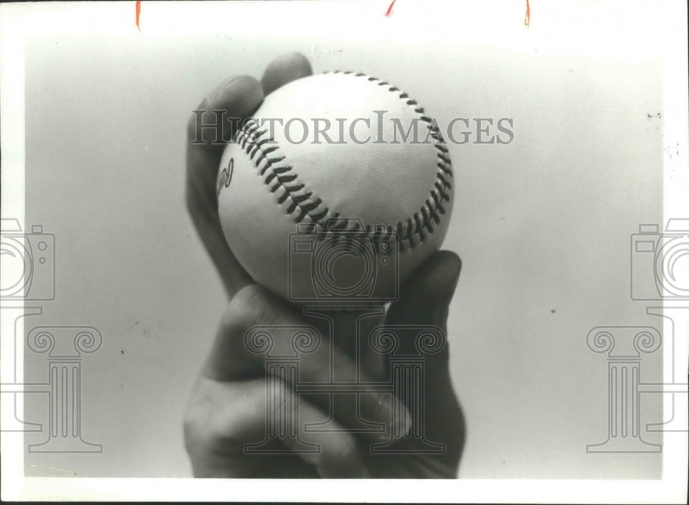 1981 Press Photo Demonstration Of Proper Way To Hold Baseball To Throw Slider - Historic Images