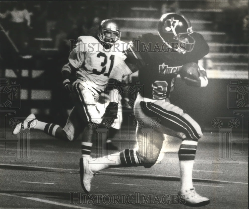 1979 Press Photo Birmingham Vulcans Football Carrier Races For A Touchdown - Historic Images