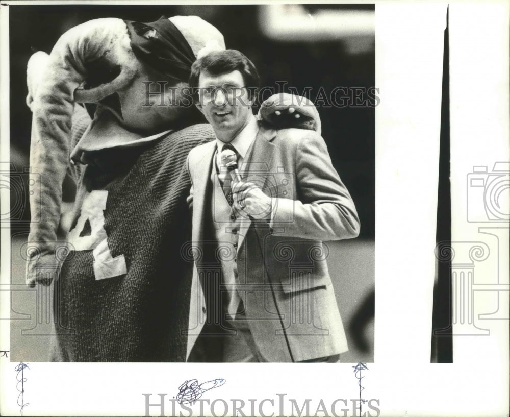 1982 Press Photo New University Of Alabama Football Coach Ray Perkins And Mascot - Historic Images