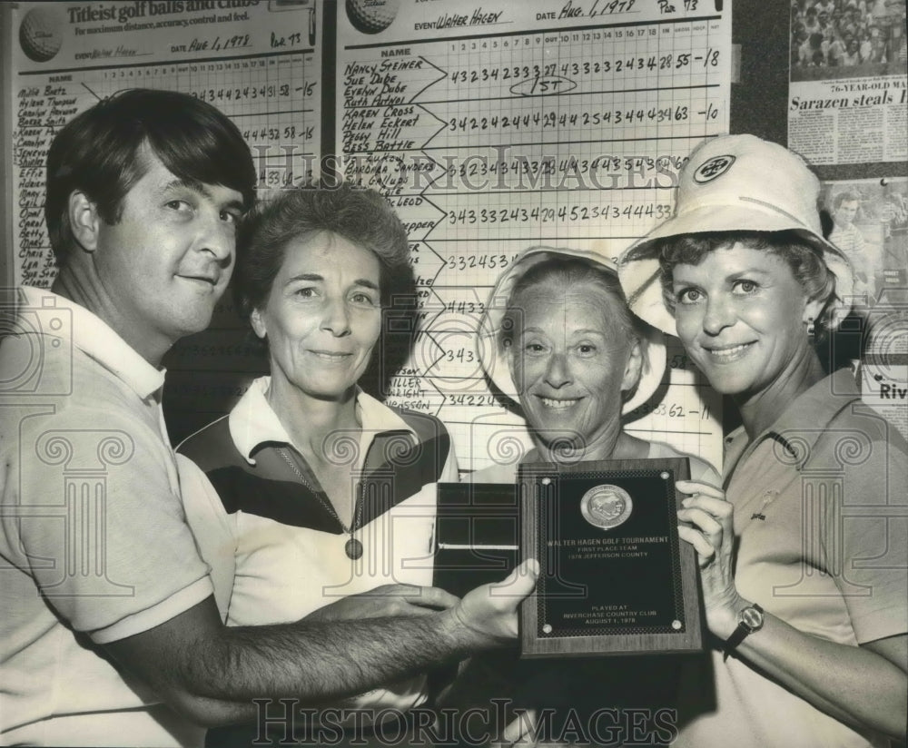 1978 Press Photo Pine Tree Golfers Getting Award From Officials Shepker, Smith - Historic Images