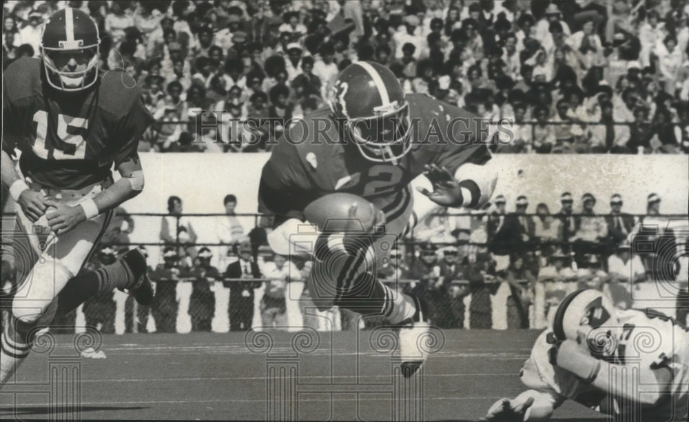 1976 Press Photo Alabama Quarterback O&#39;Rear Pitches Football To Tony Nathan - Historic Images