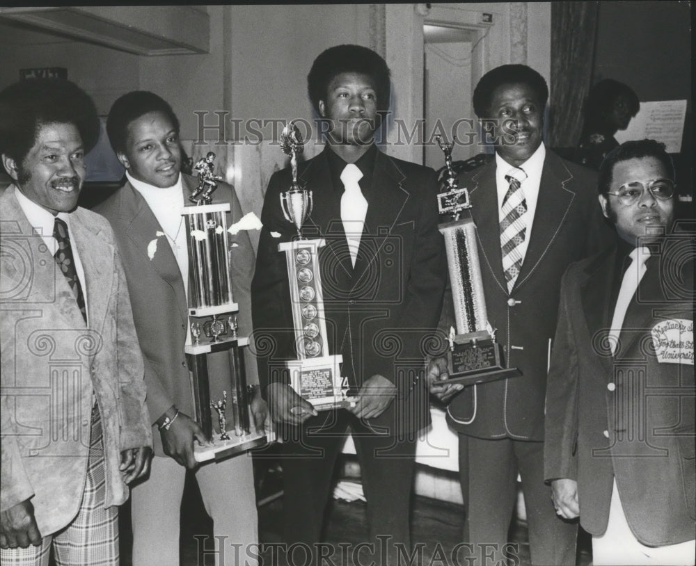 1975 Press Photo College Football Players Receive Post-Season Awards At Ceremony - Historic Images