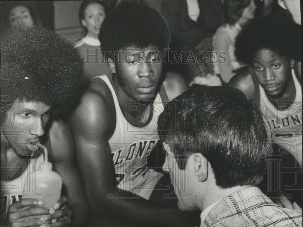 1974 Press Photo Woodlawn High School Basketball Players Listen To Coach Ryan - Historic Images