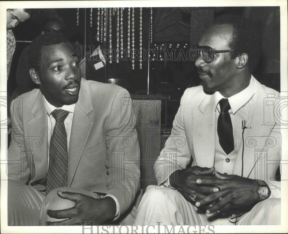 1980 Press Photo Cleveland Browns Football Player Ozzie Newsome During Interview - Historic Images