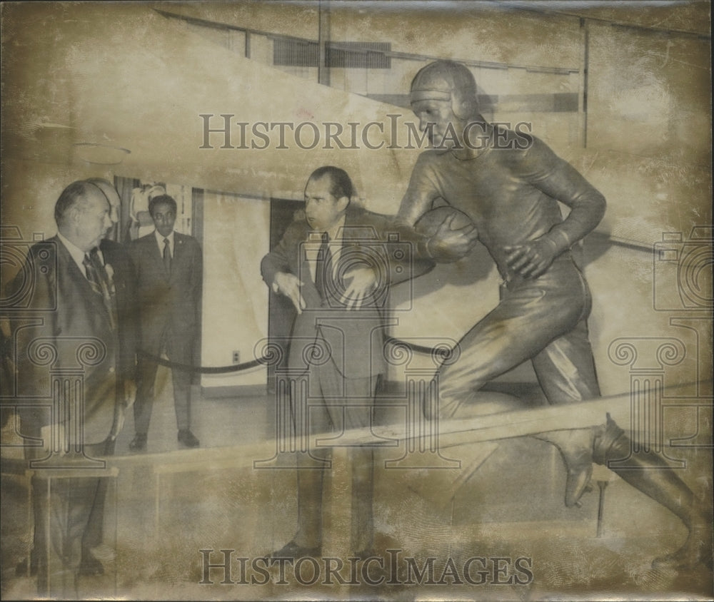 1971 Press Photo President Nixon And Earl Schriber At Football Hall Of Fame - Historic Images