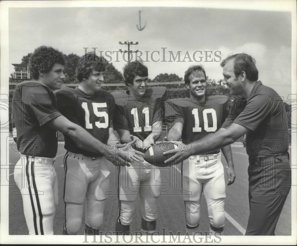 1977 Press Photo Jeff Rutledge and Other Football Players with Coach - abns05613 - Historic Images