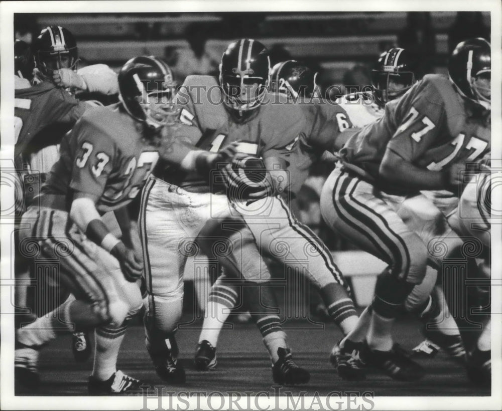 1974 Press Photo Alabama Football Quarterback Jeff Rutledge Manages Backfield - Historic Images