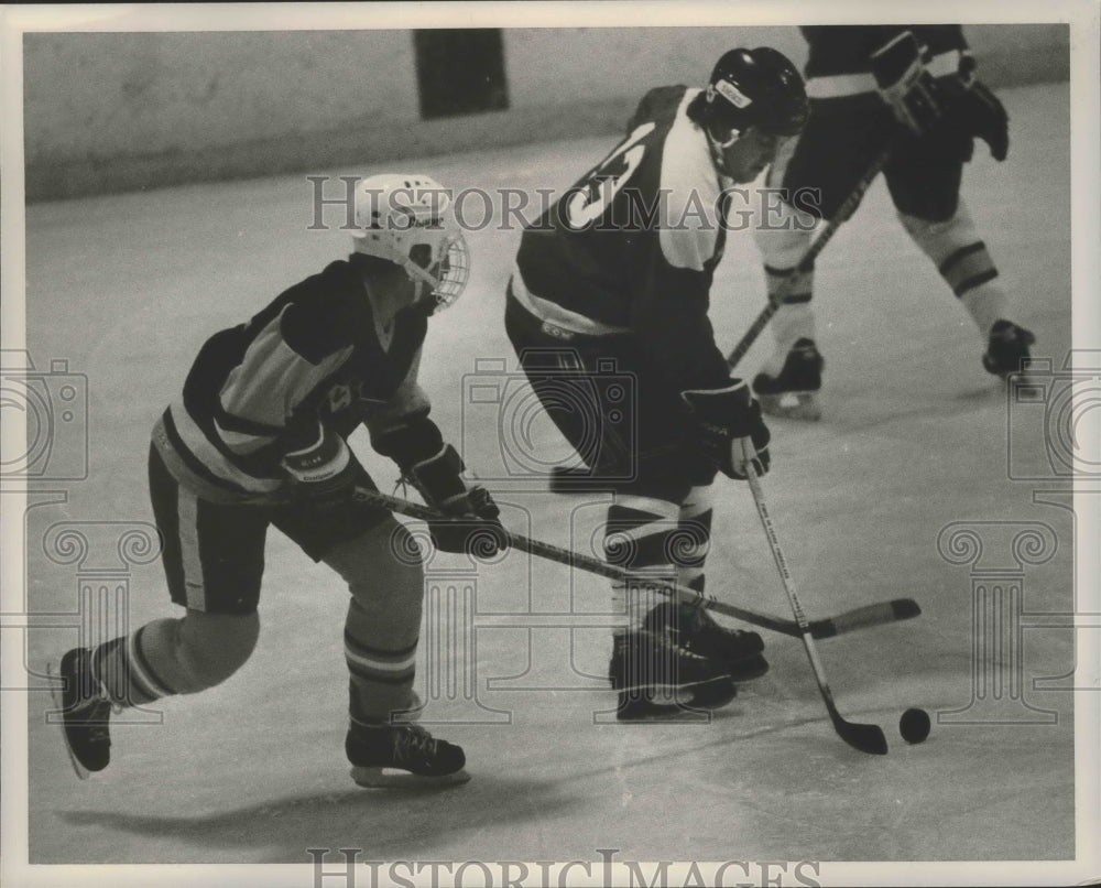 1987 Press Photo Amateur Ice Hockey Game, VIP Realty vs. Trademark Pizza - Historic Images