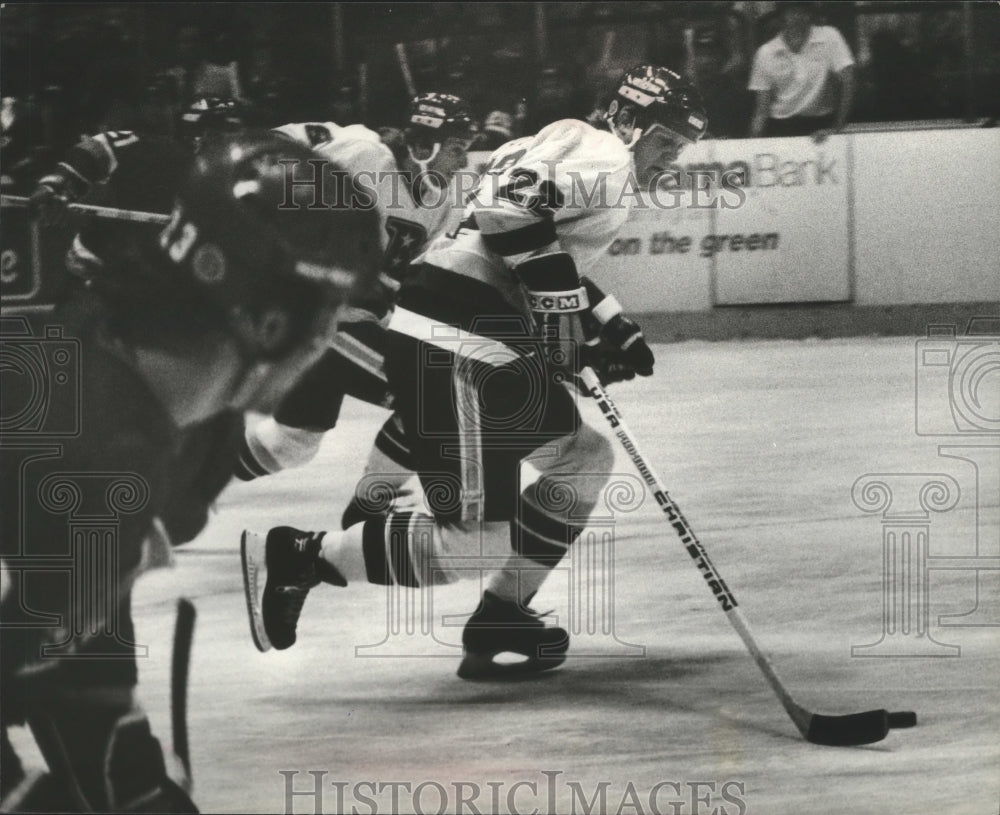 1982 Press Photo South Stars Warren Young With Hockey Puck Versus Checkers- Historic Images