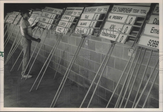 1990 Press Photo Shoal Creek Caddie Terry Cockrell Readies Golf Score Signs - Historic Images