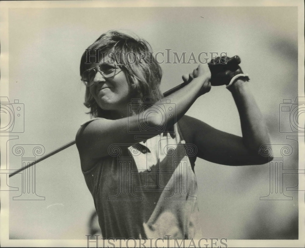 1974 Press Photo Woman swinging golf club - abns05732- Historic Images