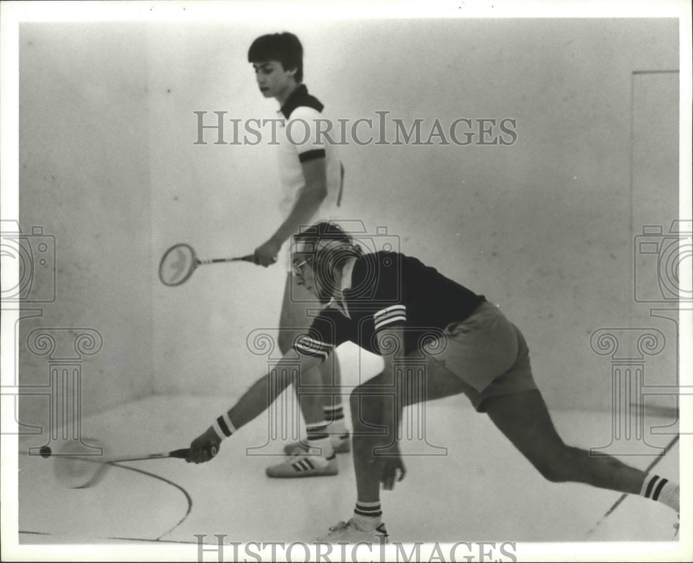 1982 Press Photo Squashl Players Lurie (Hitting Ball) And Bondi Play In Match - Historic Images