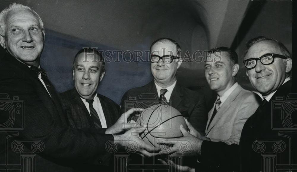 1969 Press Photo Cliff Harper with Basketball Officials Norvall Neve and Others - Historic Images