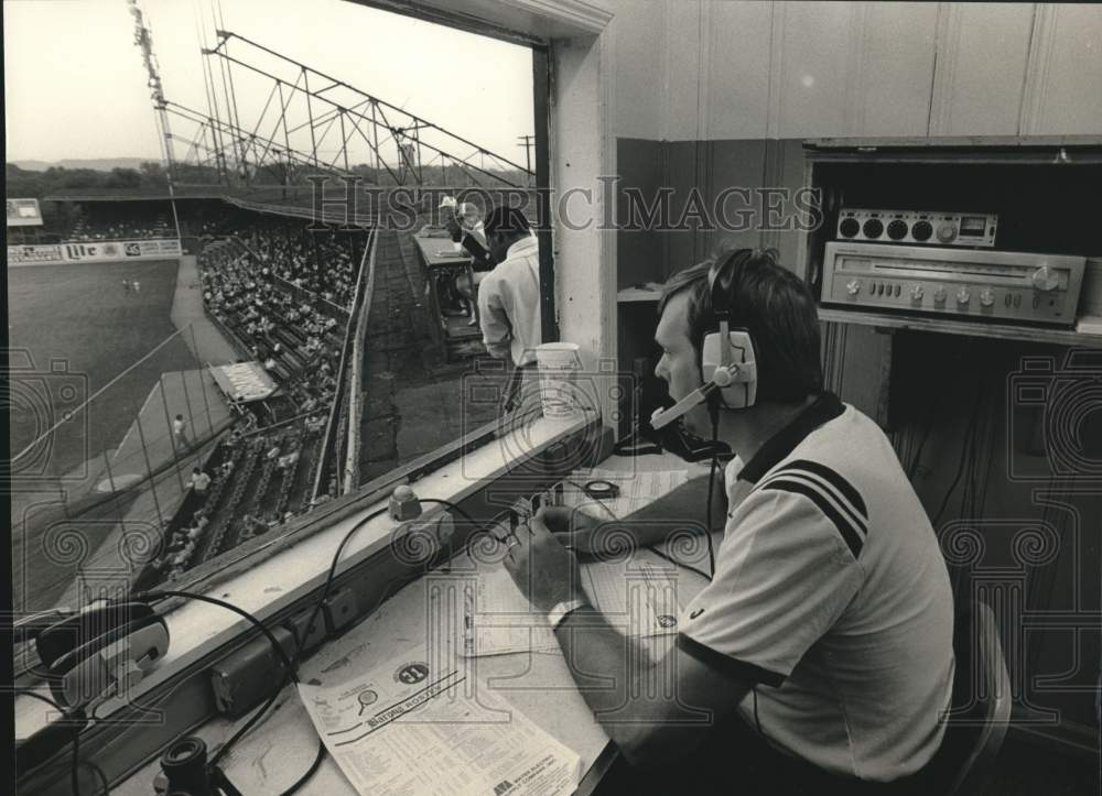 1984 Press Photo Sports Announcer Jeff Lloyd in Booth- Historic Images