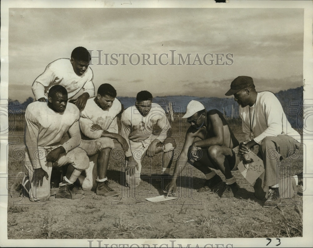 1952 Press Photo Football G. H. Hobson with Football players in huddle - Historic Images