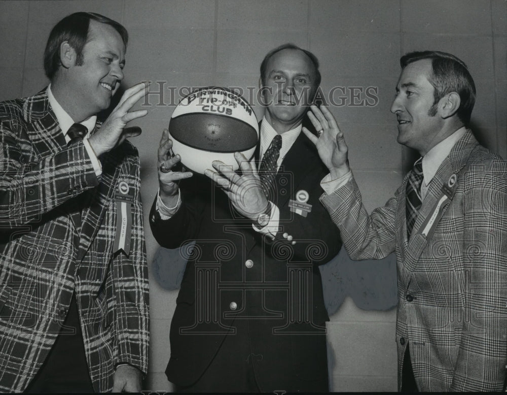 1974 Press Photo Kermit Davis, Ron Harris, Leon Marlaire with Basketball, Club - Historic Images