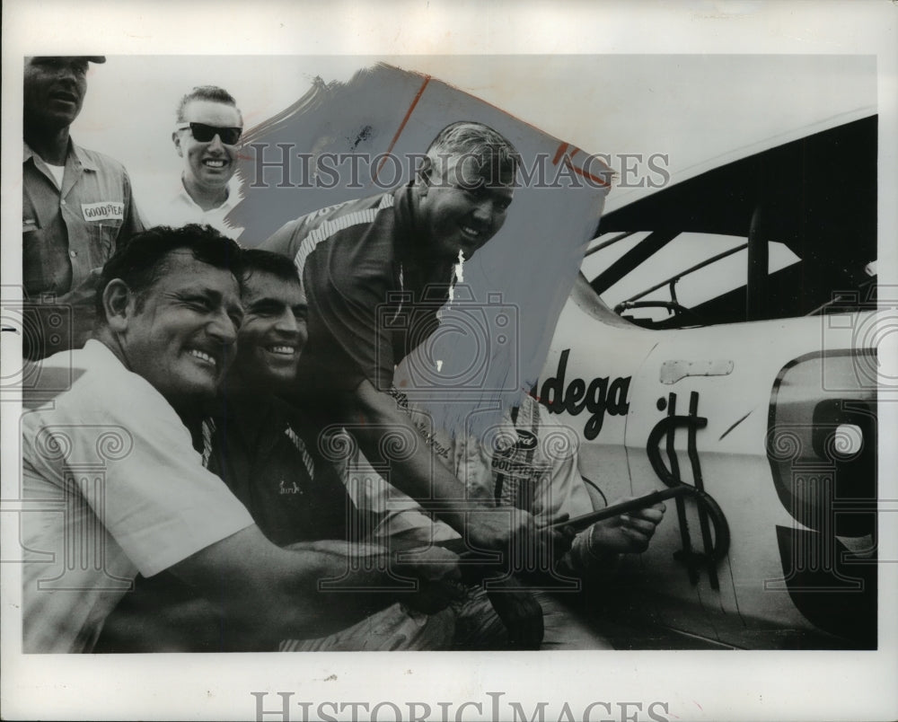 1969 Press Photo Stock Car Racing Legend Helps Draw Dollar Sign On Car Door - Historic Images