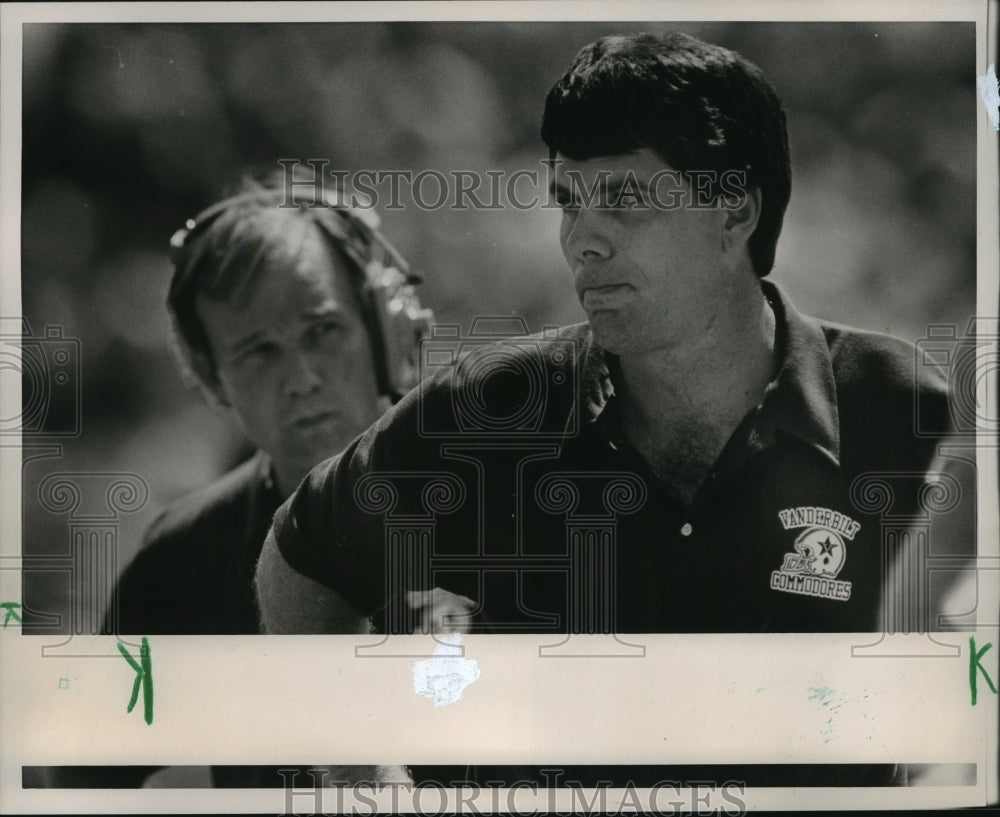 1986 Press Photo Watson Brown Head Football Coach Of Vanderbilt University - Historic Images