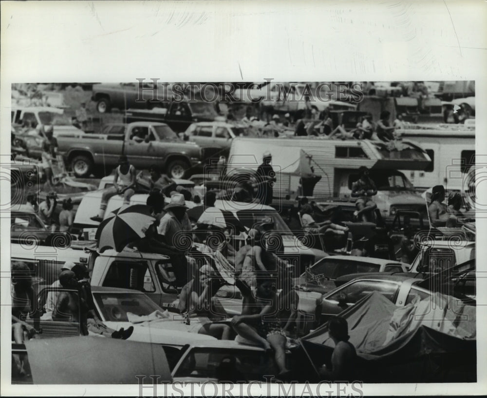 1980 Press Photo Alabama International Motor Speedway Spectators with Vehicles - Historic Images