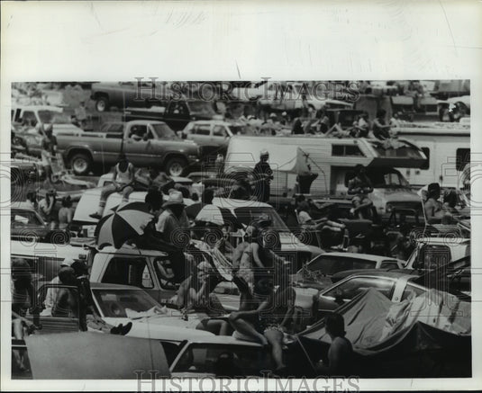 1980 Press Photo Alabama International Motor Speedway Spectators with Vehicles - Historic Images