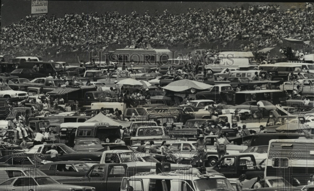 1977 Press Photo Alabama International Motor Speedway Spectators with Vehicles - Historic Images