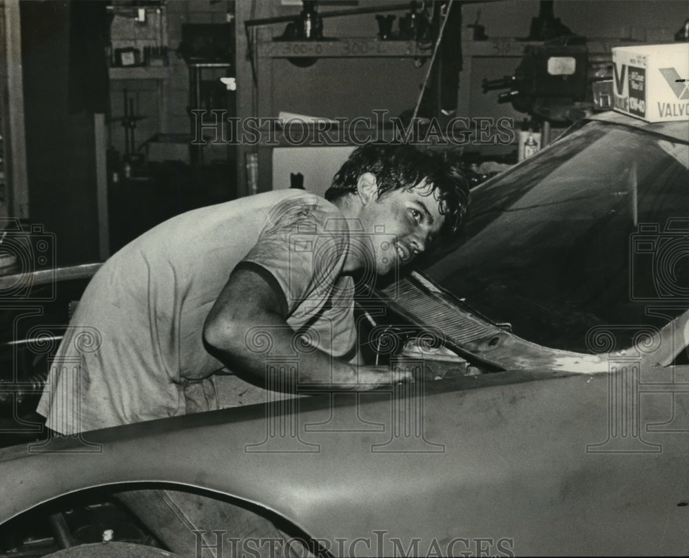 1982 Press Photo Donnie Allison's son Kenny works on car before Race competition - Historic Images