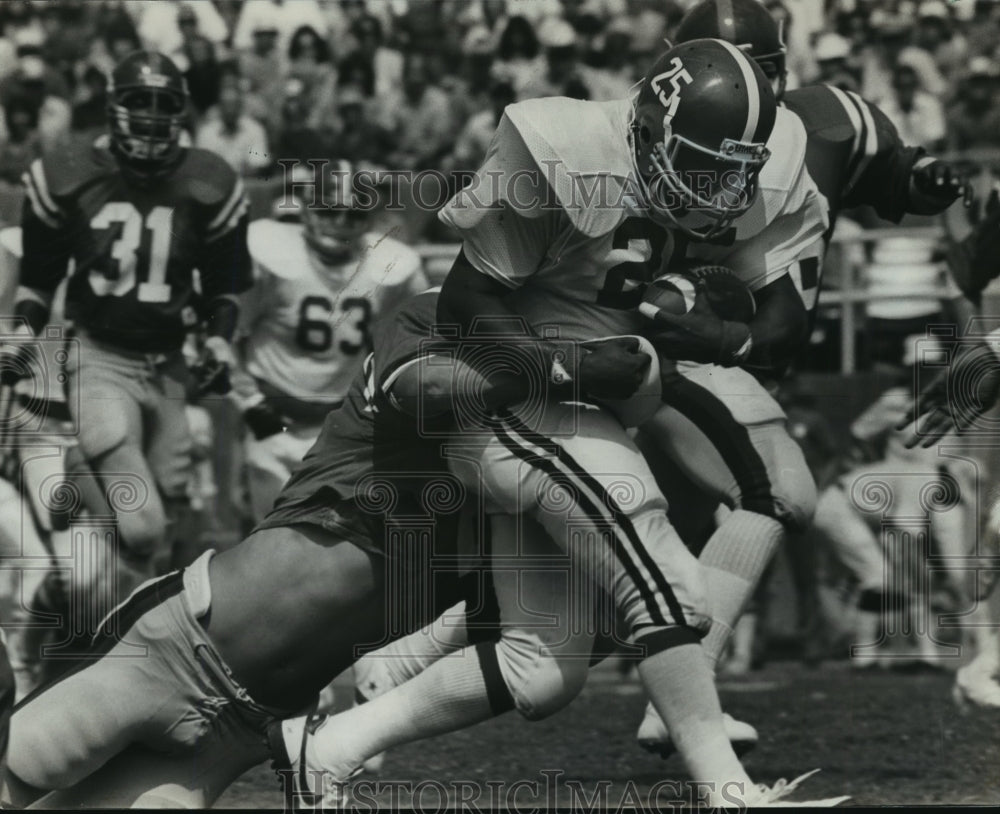 1982 Press Photo Football Player Linnie Patrick in game with Others - abns06084 - Historic Images